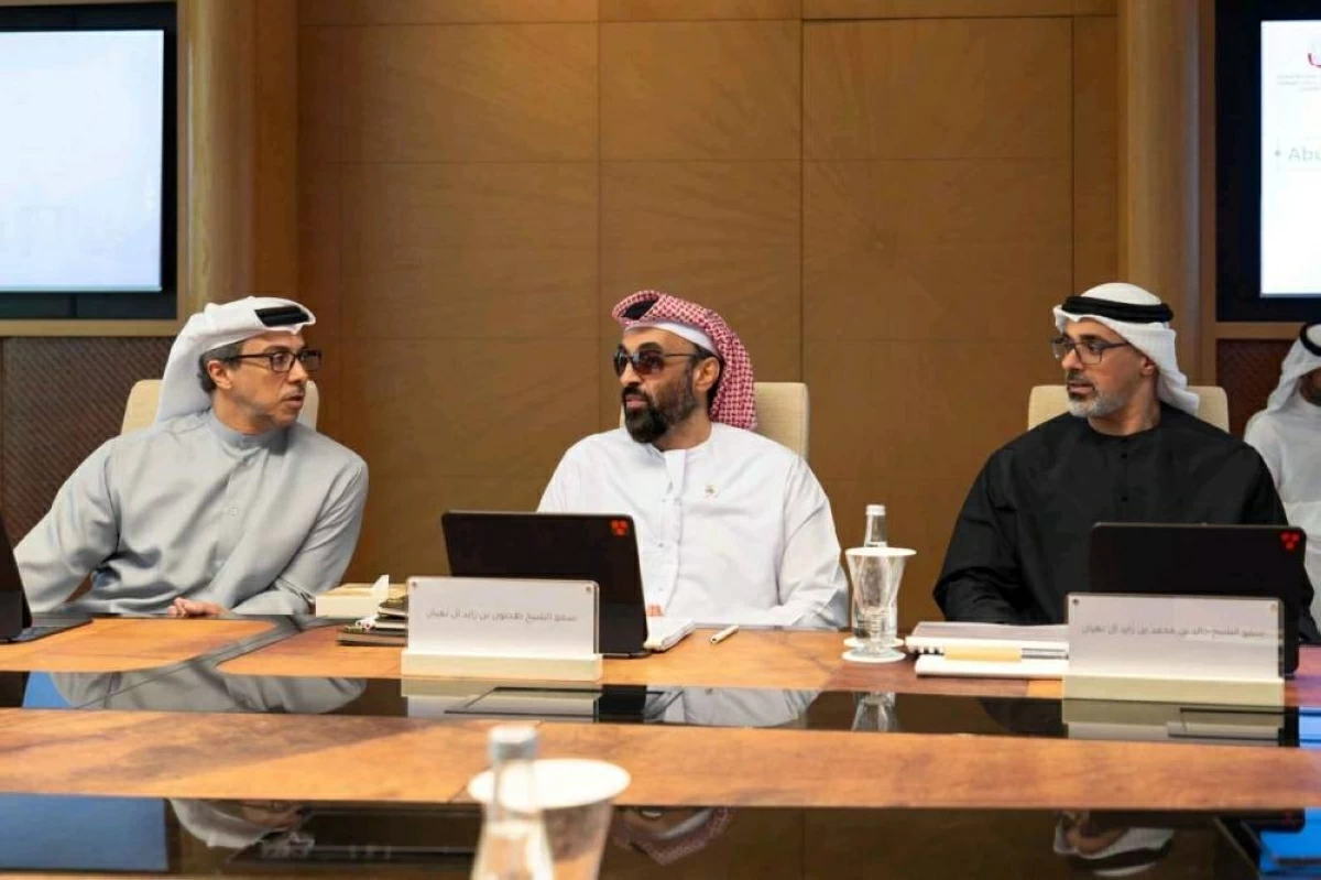 بحضور منصور بن زايد وخالد بن محمد بن زايد.. طحنون بن زايد يترأس اجتماع «الشؤون الاستثمارية»