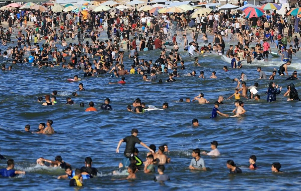 «لولا البحر لانعدمت الحياة».. حكاية آخر راكبي أمواج في غزة وسط القصف