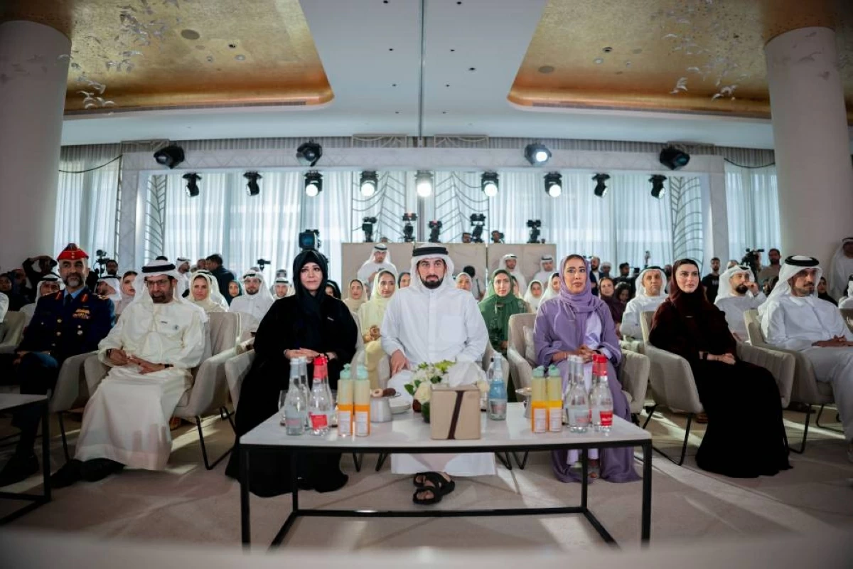 أحمد بن محمد يشهد «منتدى الإعلام» تحت شعار «الإمارات خط أحمر»