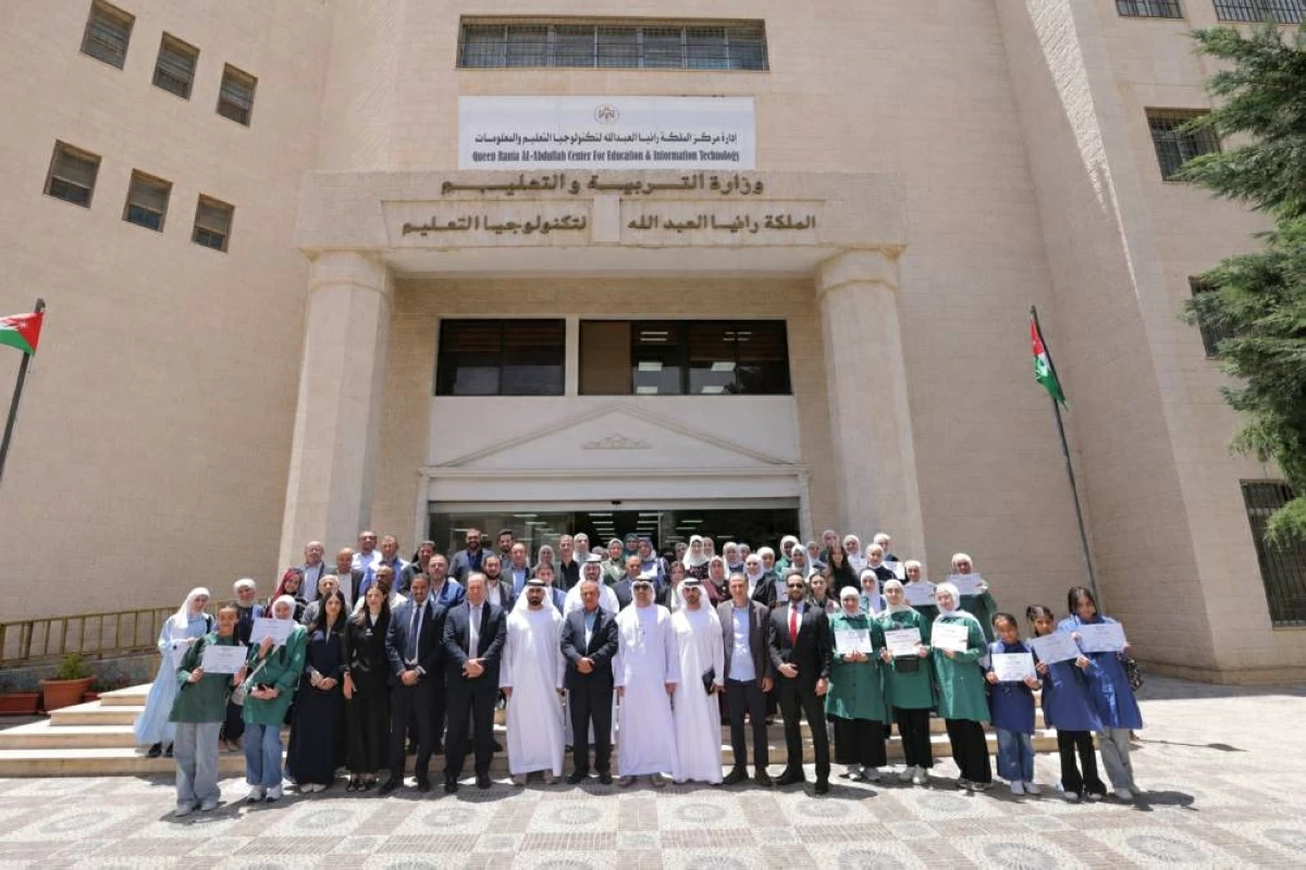 لقطة جماعية لوفد المدرسة الرقمية مع المعلمين والطلاب المشاركين في مبادرات المدرسة في الأردن