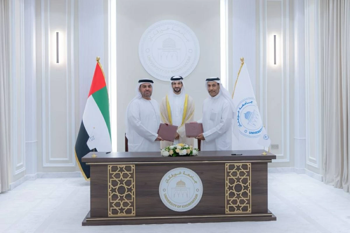 سلطان بن أحمد يشهد توقيع جامعة خورفكان مذكرات تفاهم