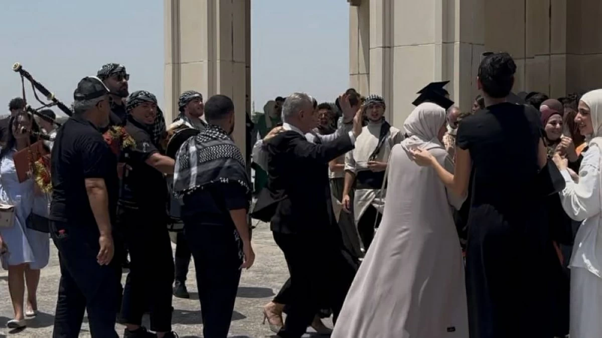 ألحان فلكلورية تبهج خريجي «أمريكية الشارقة»