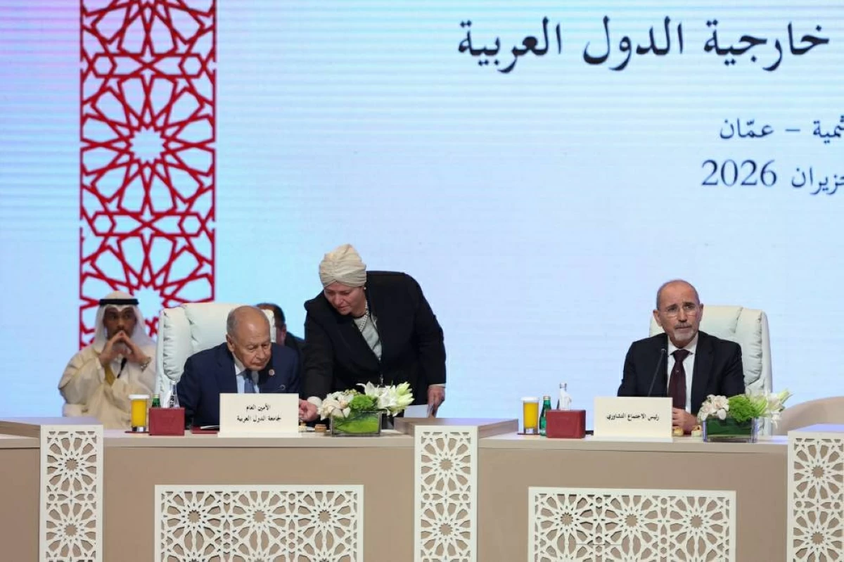 وزير الخارجية الأردني أيمن الصفدي بجوار الأمين العام لجامعة الدول العربية أحمد أبو الغيط خلال الاجتماع (رويترز)