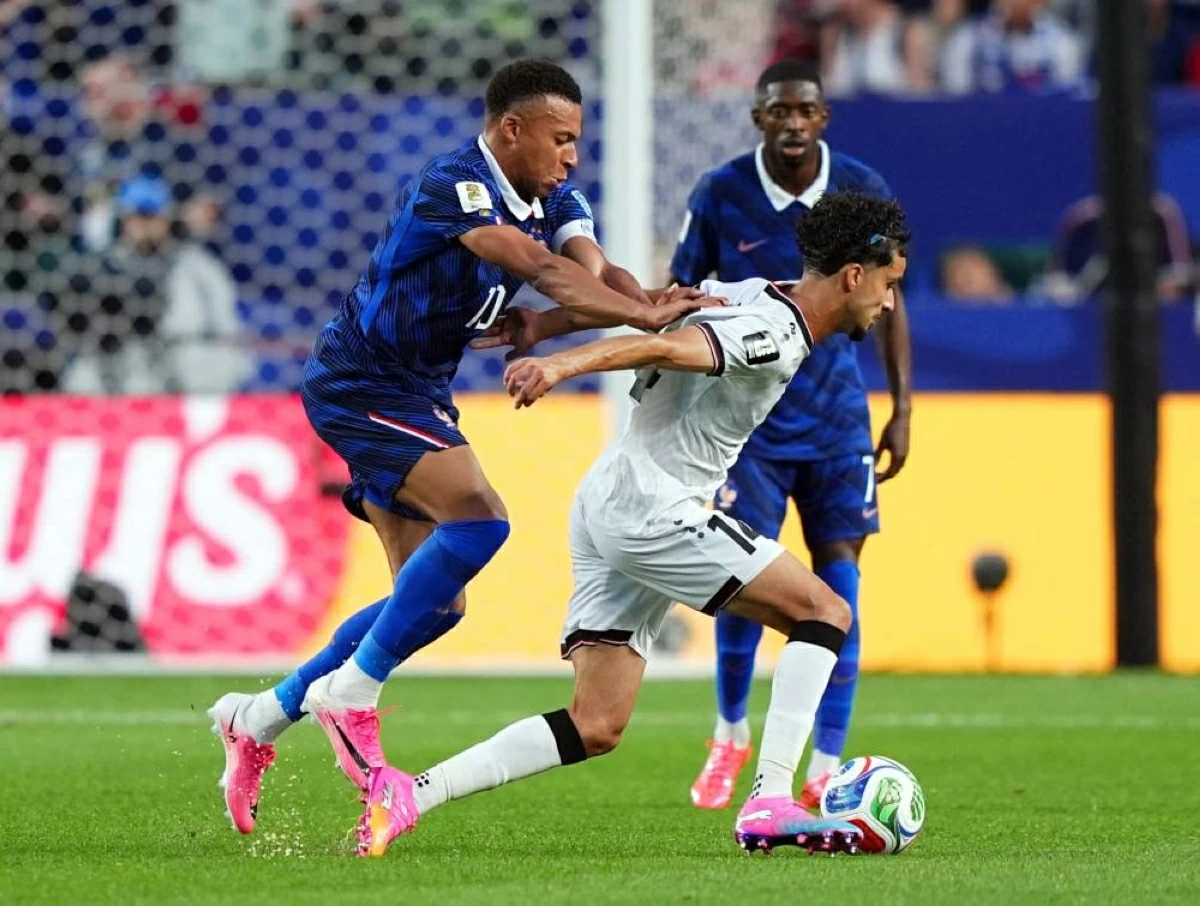 ديمبيلي يراقب اقبال وهو يراوغ مبابي 