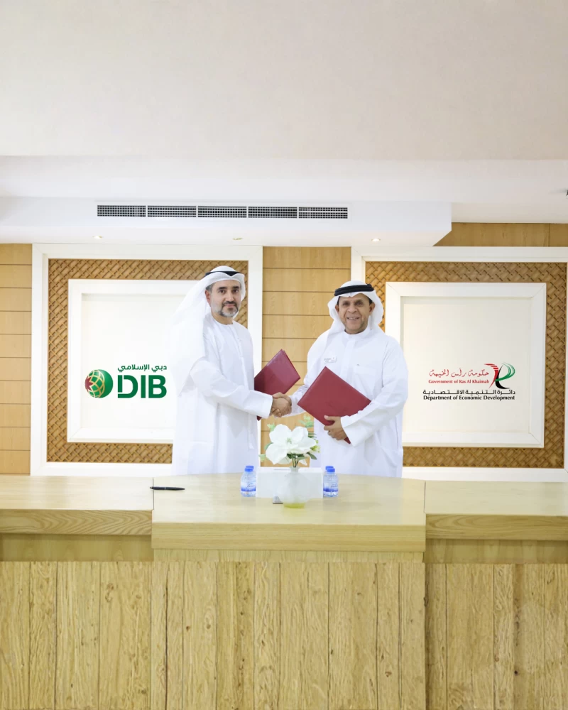 مدير الدائرة خلال توقيع إحدى الاتفاقيات مع الشركاء
