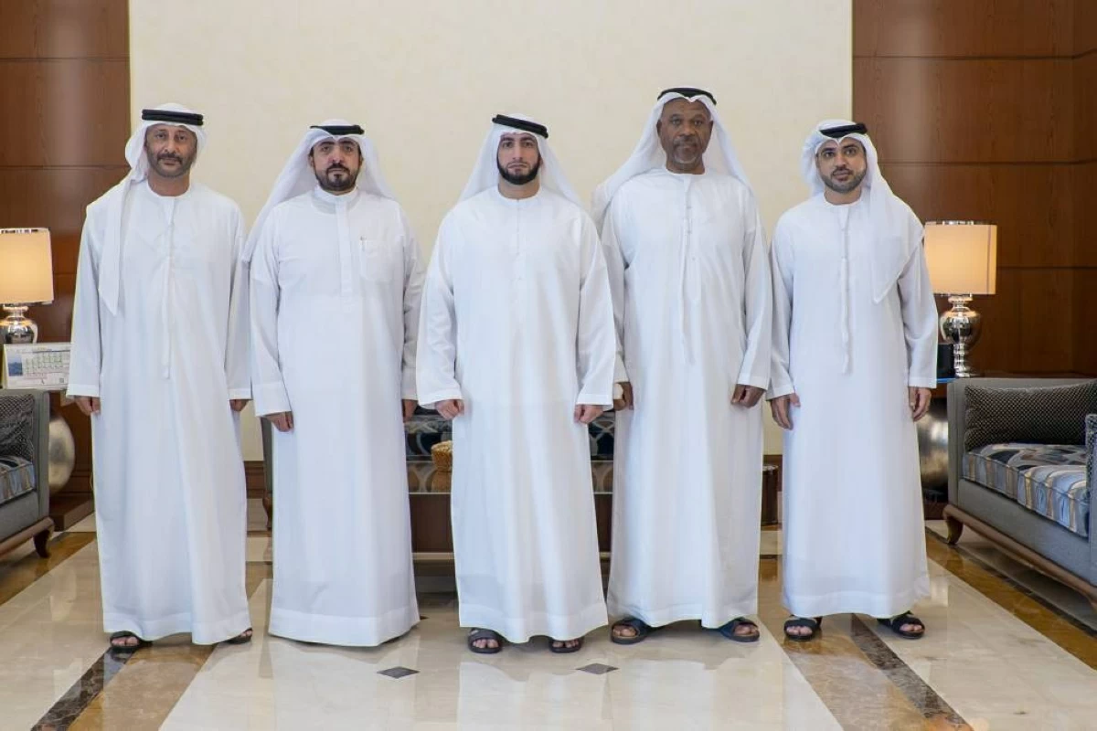 راشد بن حمدان يتوسط اللجنة المنظمة العليا لسباق القفال