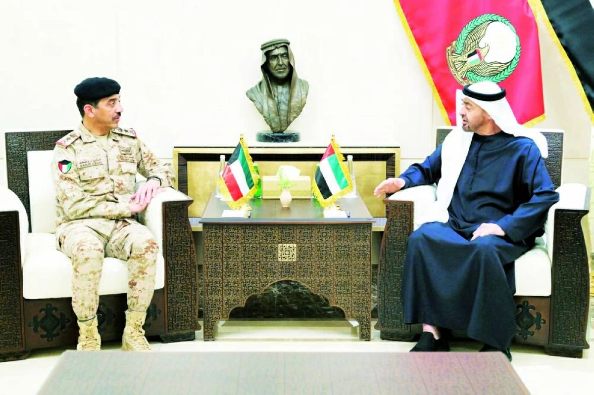محمد بن زايد يبحث التعاون العسكري مع رئيس الأركان العامة للجيش الكويتي
