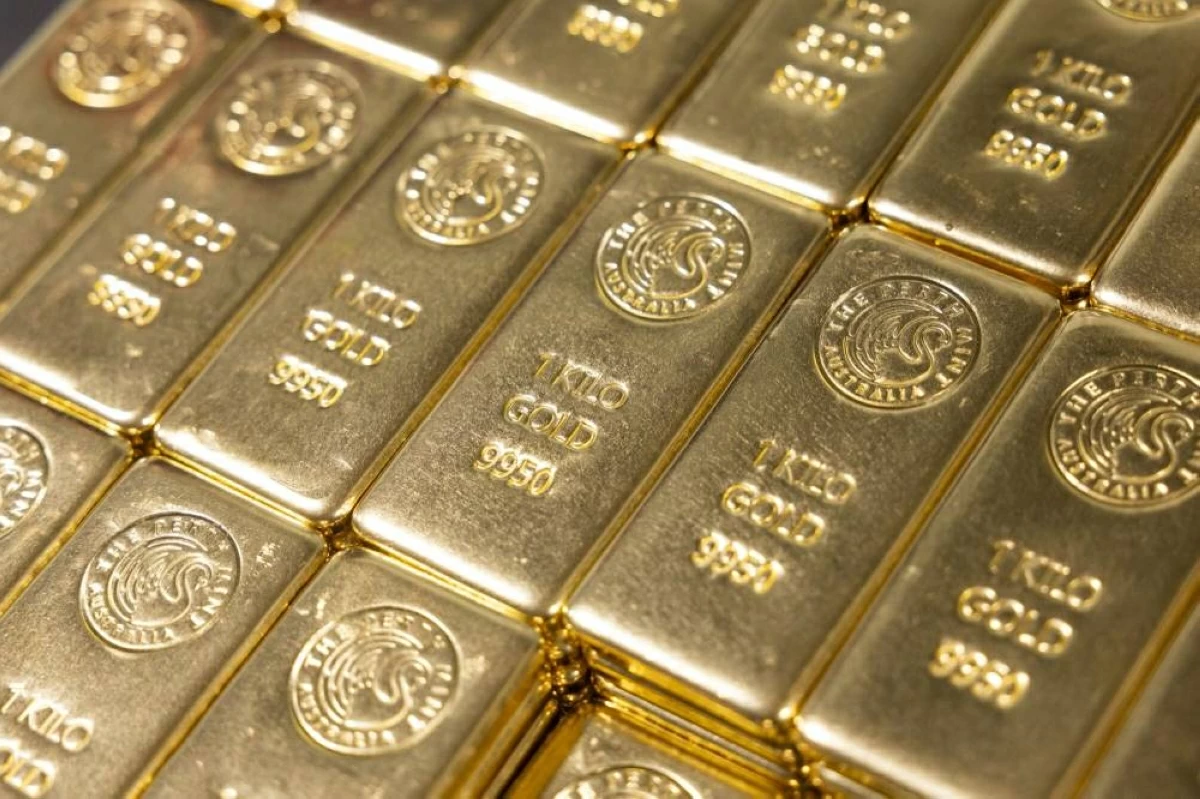 الذهب يتراجع مع صعود الدولار إلى أعلى مستوى في أكثر من عام
