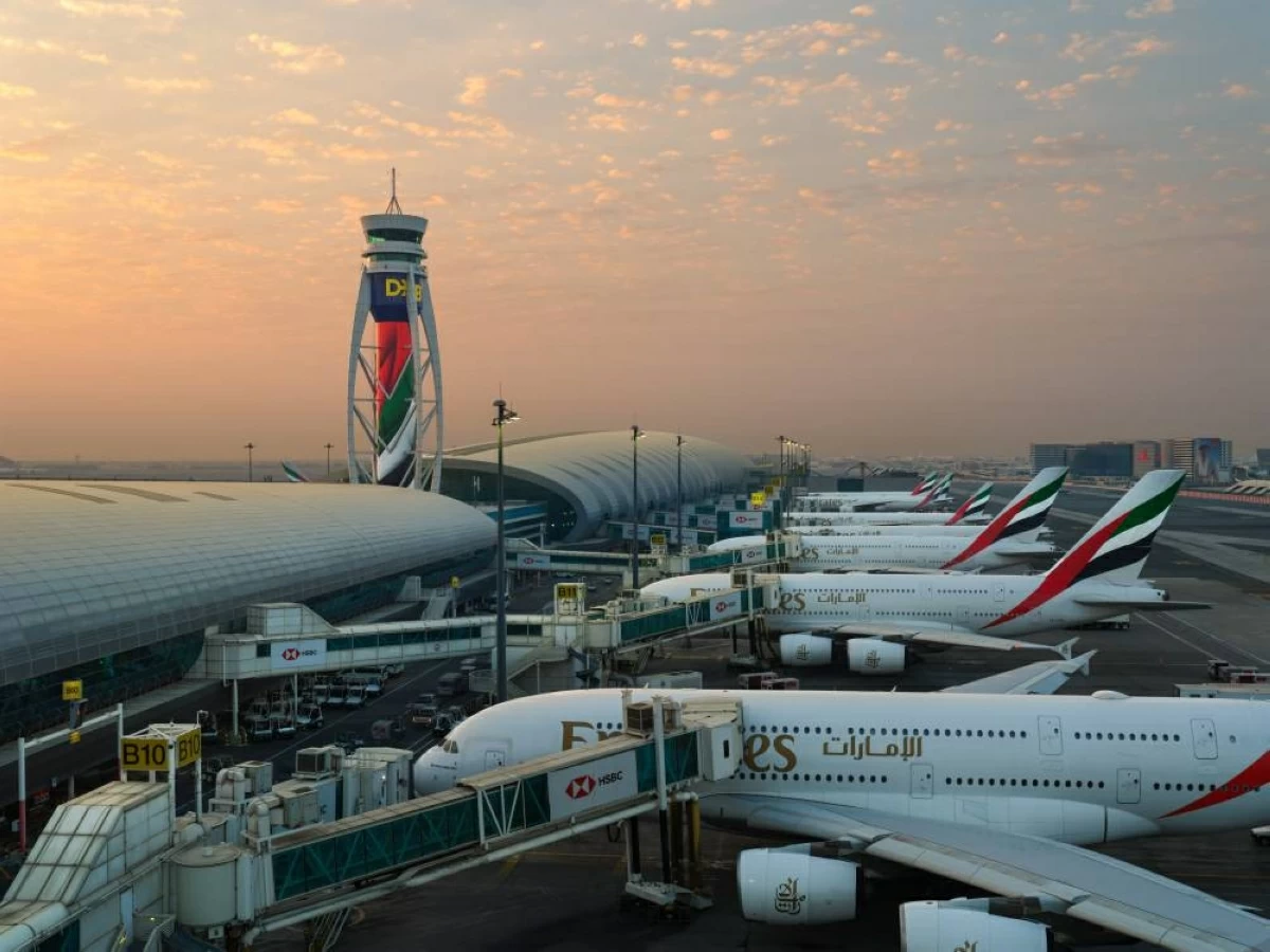 برج المراقبة في مطار دبي يتوشّح بعلم الإمارات احتفاءً بروح الوطن