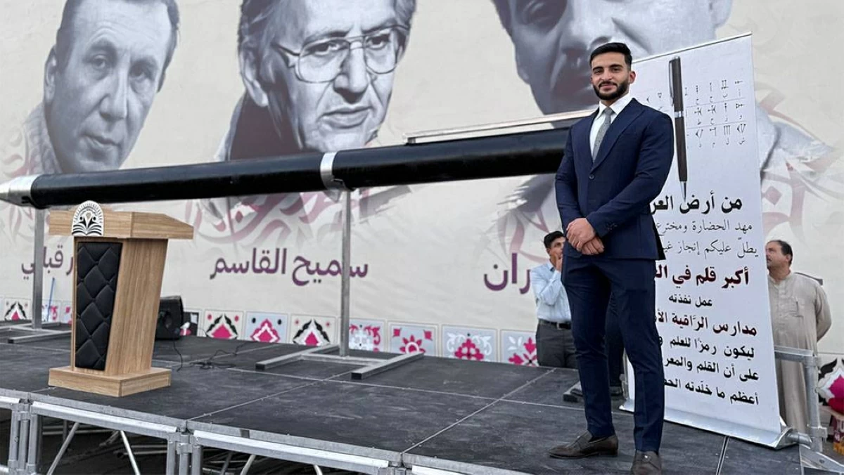 يحيى حمدان بجانب القلم