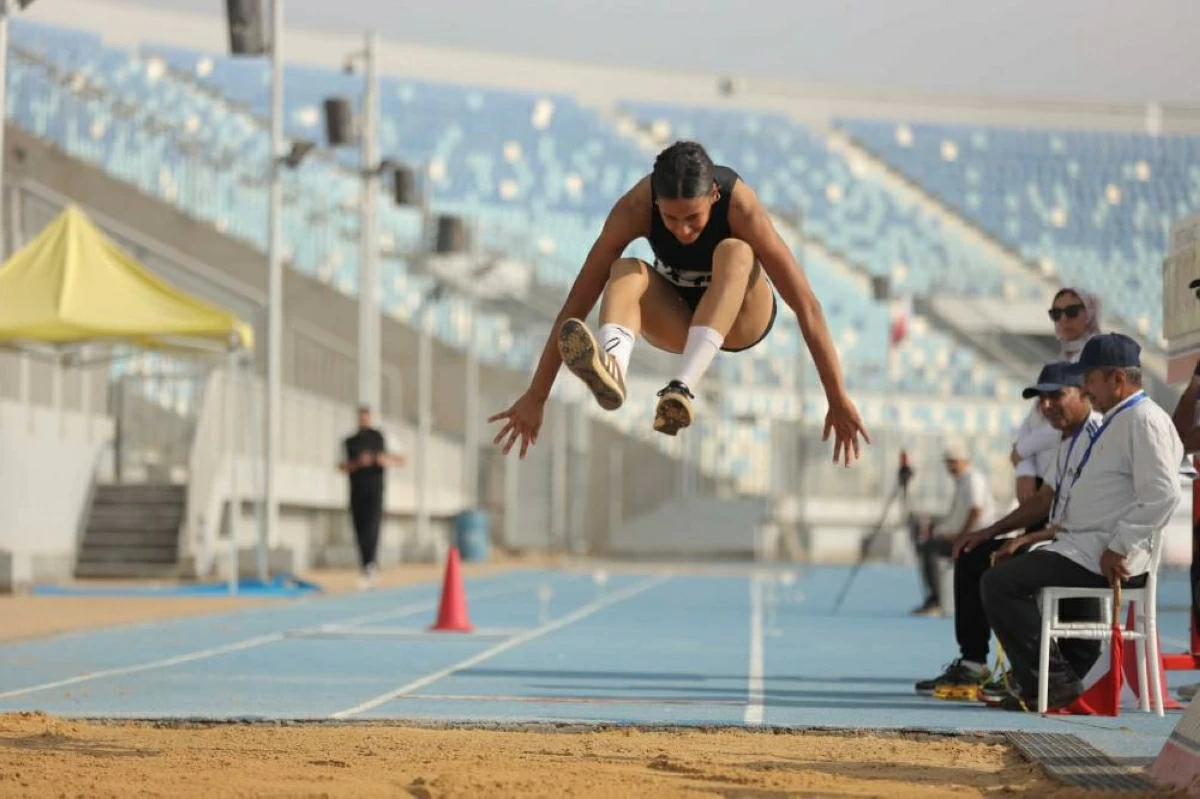 من منافسات الوثب الطويل في «عربية ألعاب القوى»