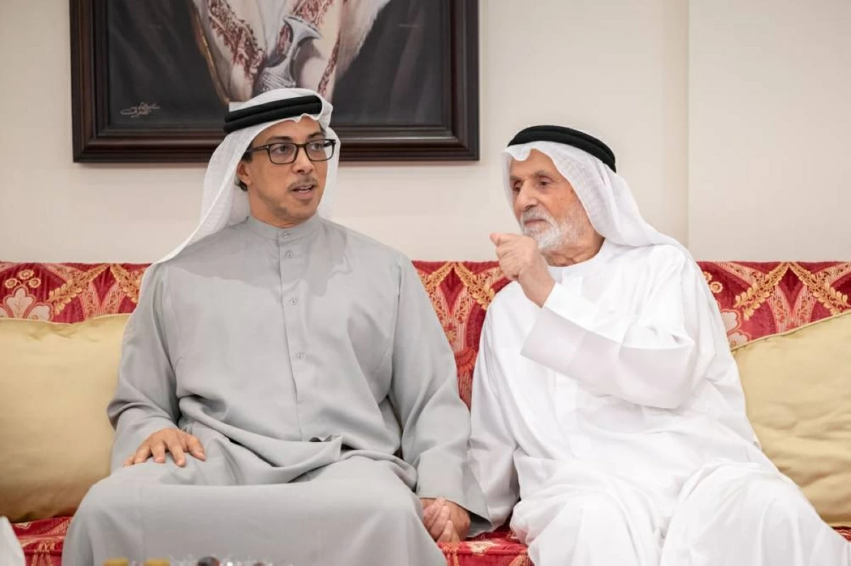 منصور بن زايد يعزّي عبدالجليل البلوكي في وفاة والدته