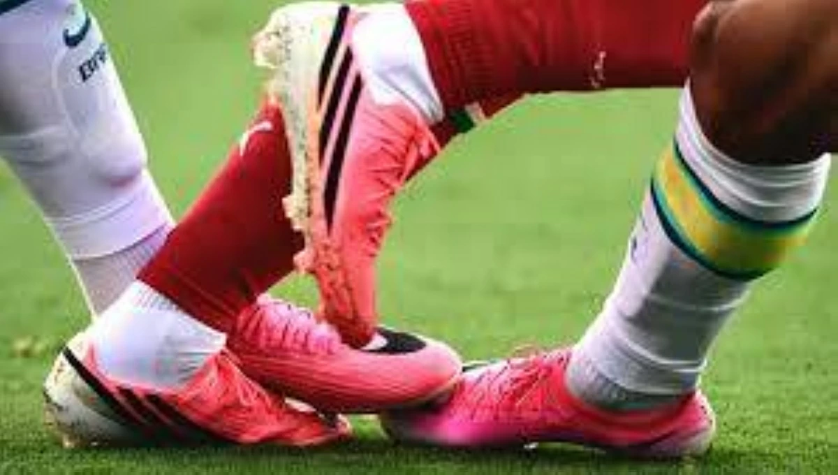 لماذا تنتشر الأحذية الوردية في كأس العالم 2026؟