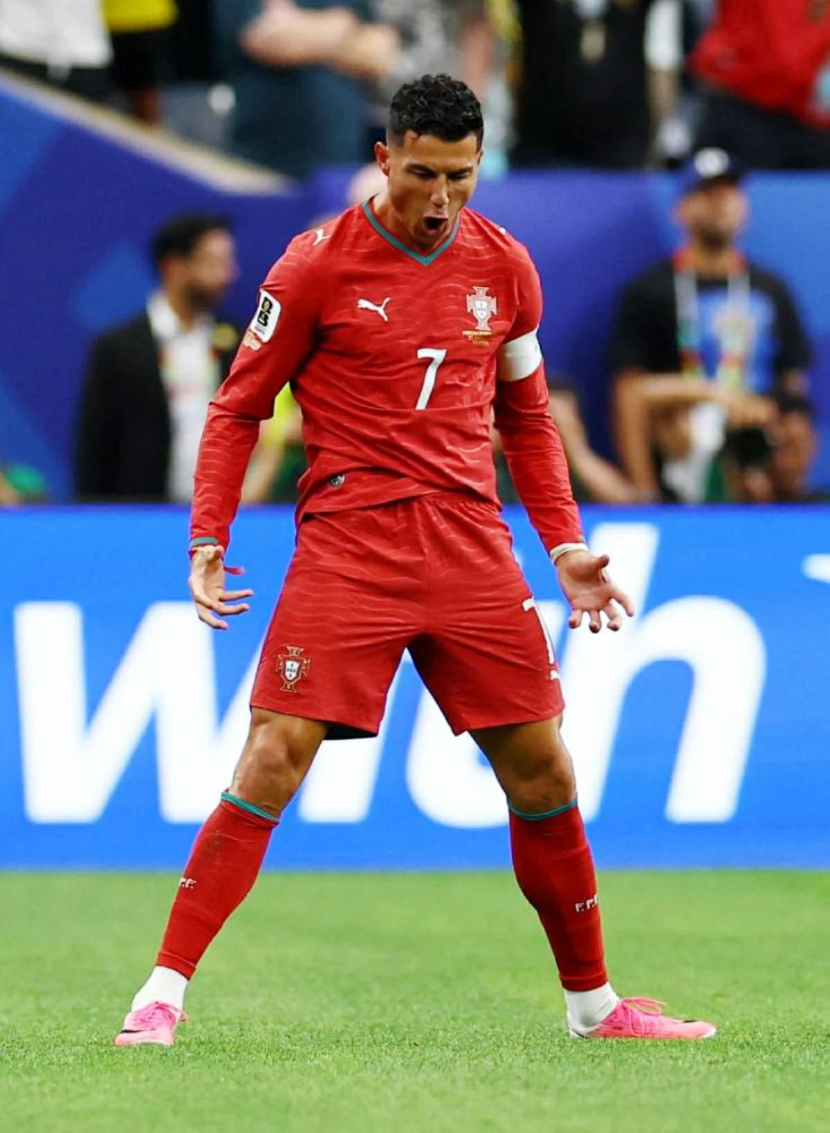 رونالدو يحتفل بأحد هدفيه