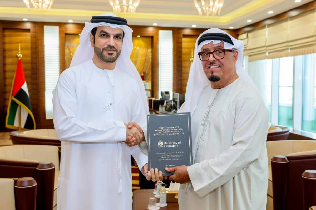 ضاحي خلفان يتسلم أطروحة دكتوراه