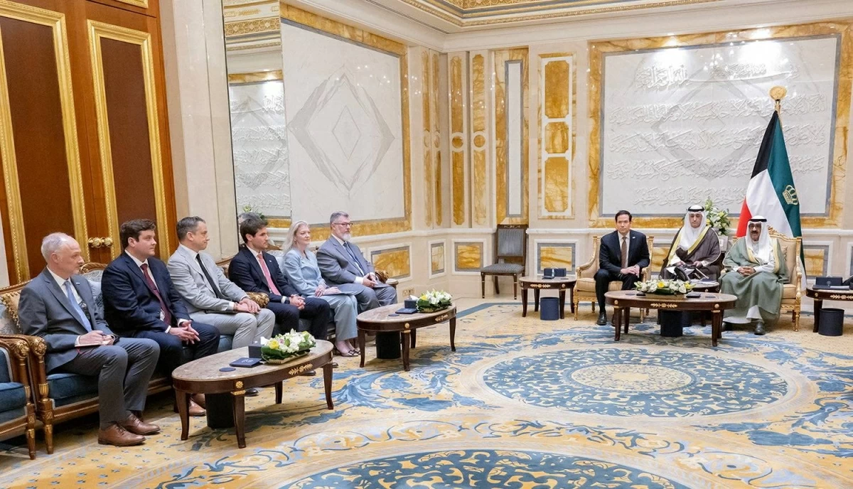 أمير الكويت يستقبل الشيخ مشعل الأحمد وزير الخارجية الأمريكي (رويترز)