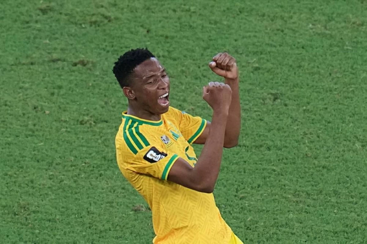 لاعب جنوب أفريقيا ثالينتي مباتا يحتفل بالفوز