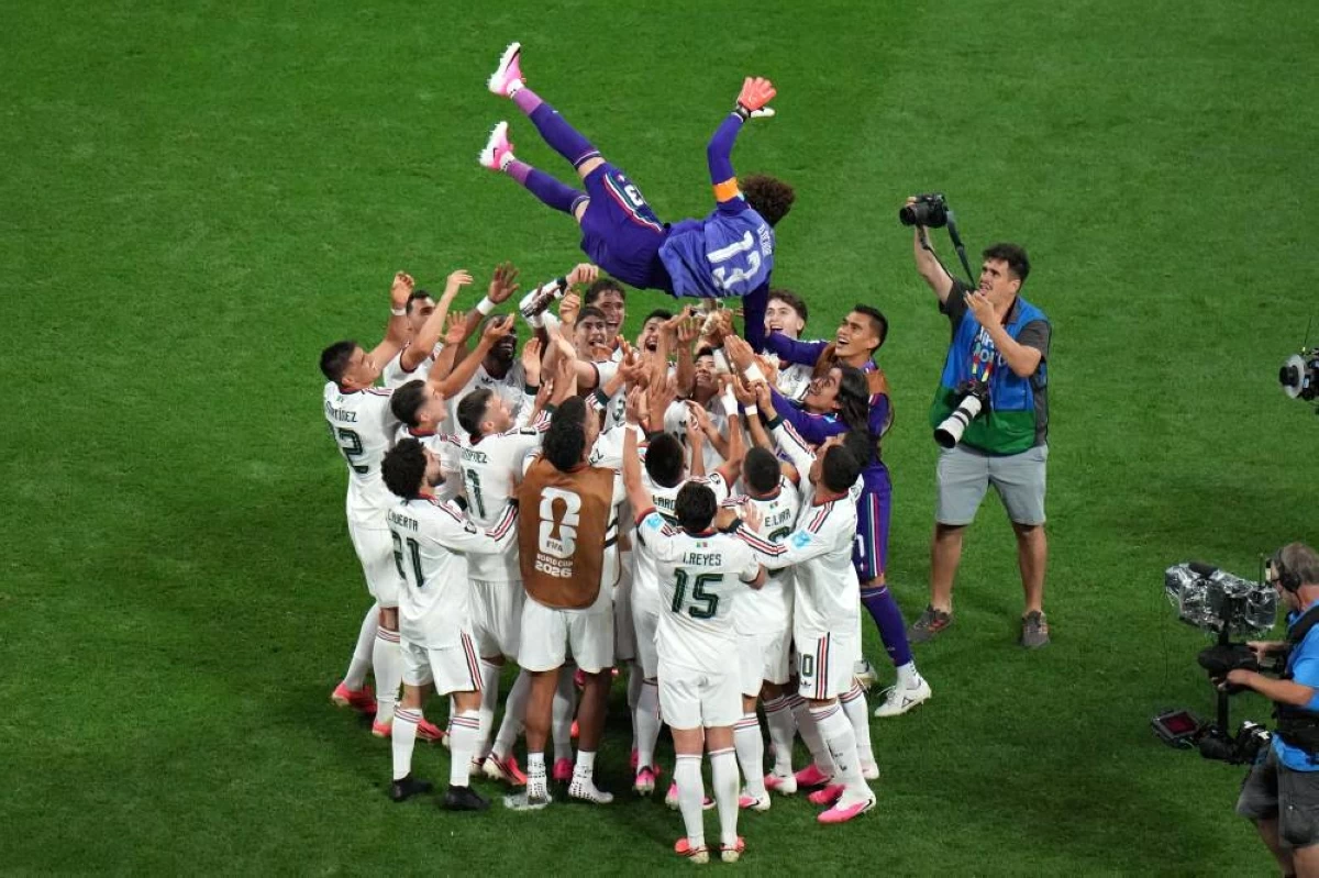 لاعبو المكسيك يحتفلون بحارس المرمى أوتشوا