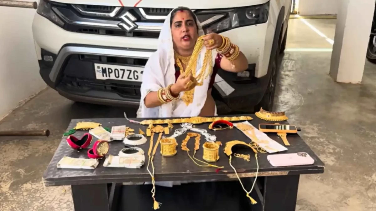 صانعة المحتوى راتشنا غورجار أثناء عرضها مجوهراتها على منصات التواصل