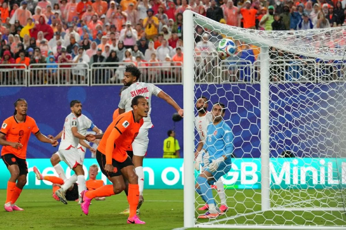الهدف الثالث لهولندا في شباك المنتخب التونسي