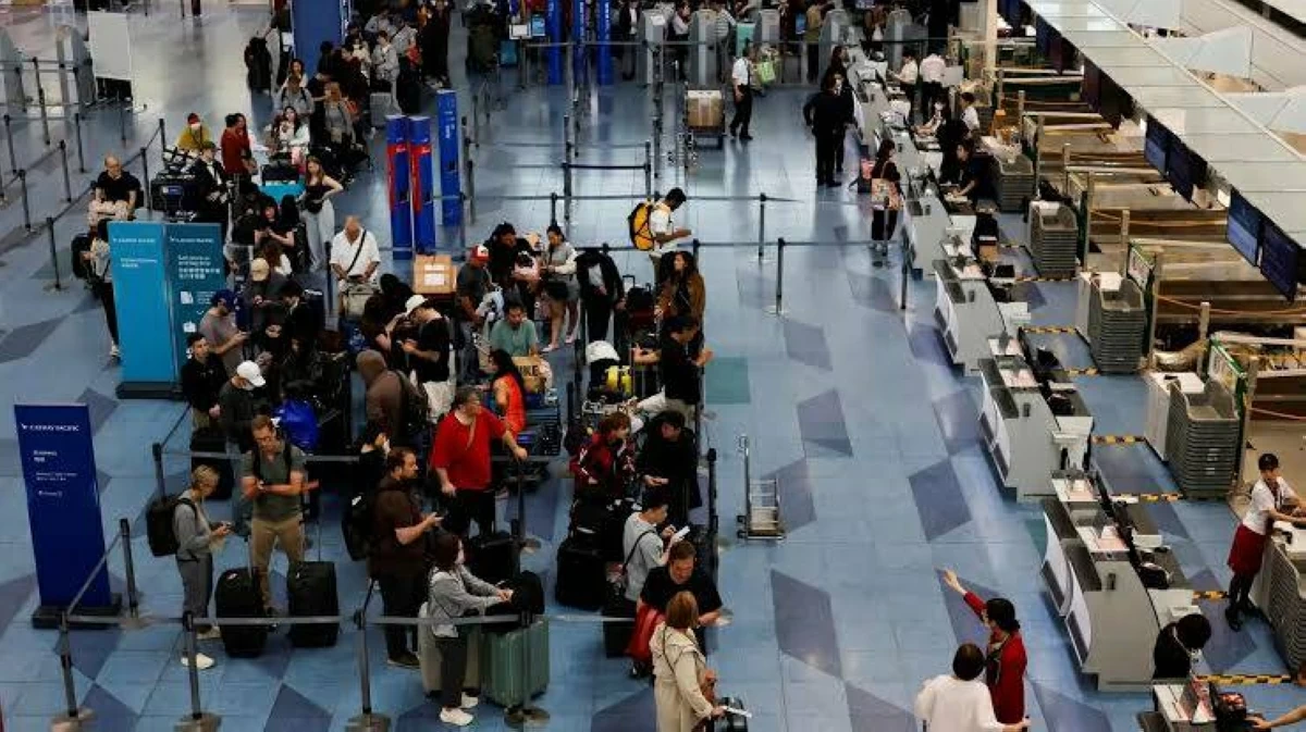 إلغاء 100 رحلة جوية باليابان مع اقتراب عاصفتين مداريتين #صحيفة_الخليج 