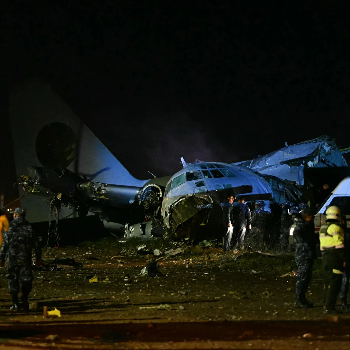 قتيل و13 إصابة باصطدام طائرة خفيفة بمبنى في بكين