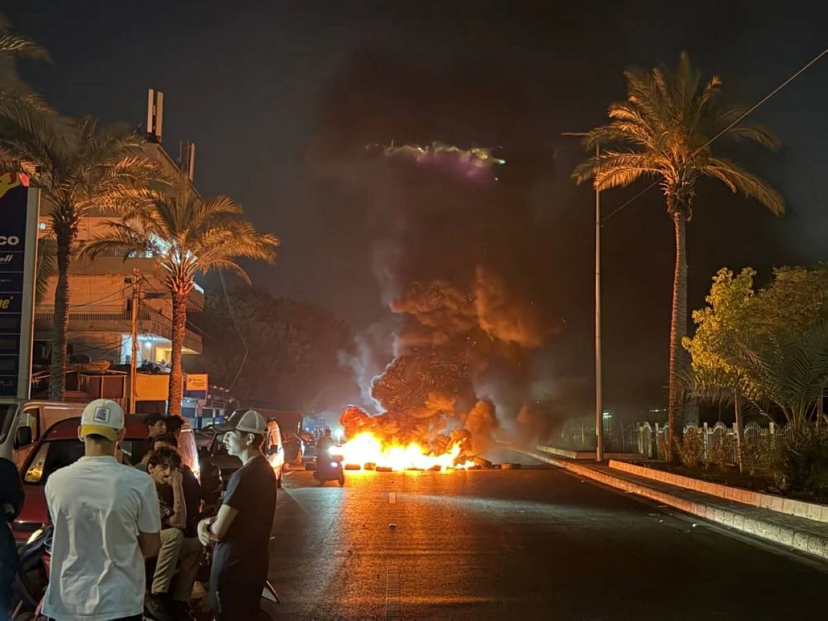 أنصار 'حزب الله' يقطعون طريق المطار القديم في الضاحية الجنوبية لبيروت بإطارات مشتعلة (أ ف ب)