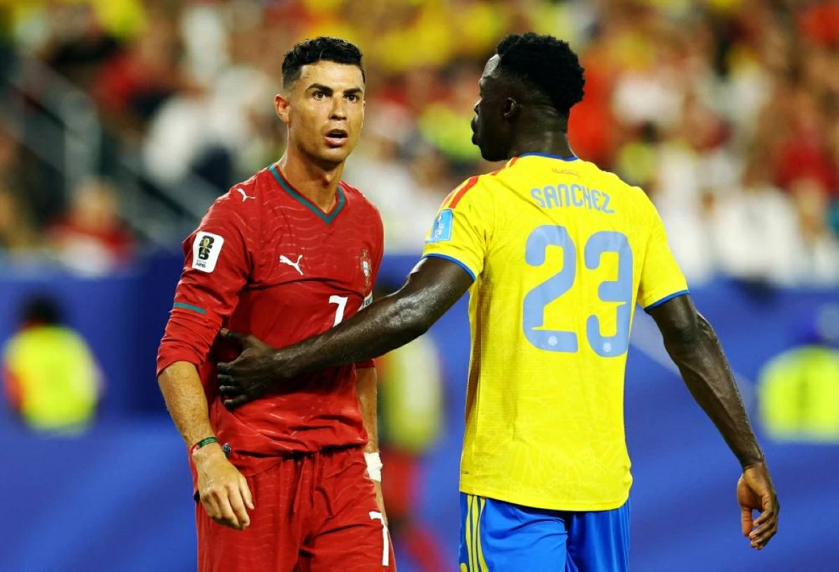 سانشيز لاعب كولومبيا يراقب البرتغالي رونالدو