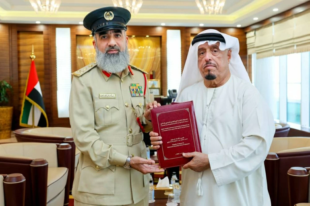 ضاحي خلفان يتسلم كتاباً من ضابط في شرطة دبي