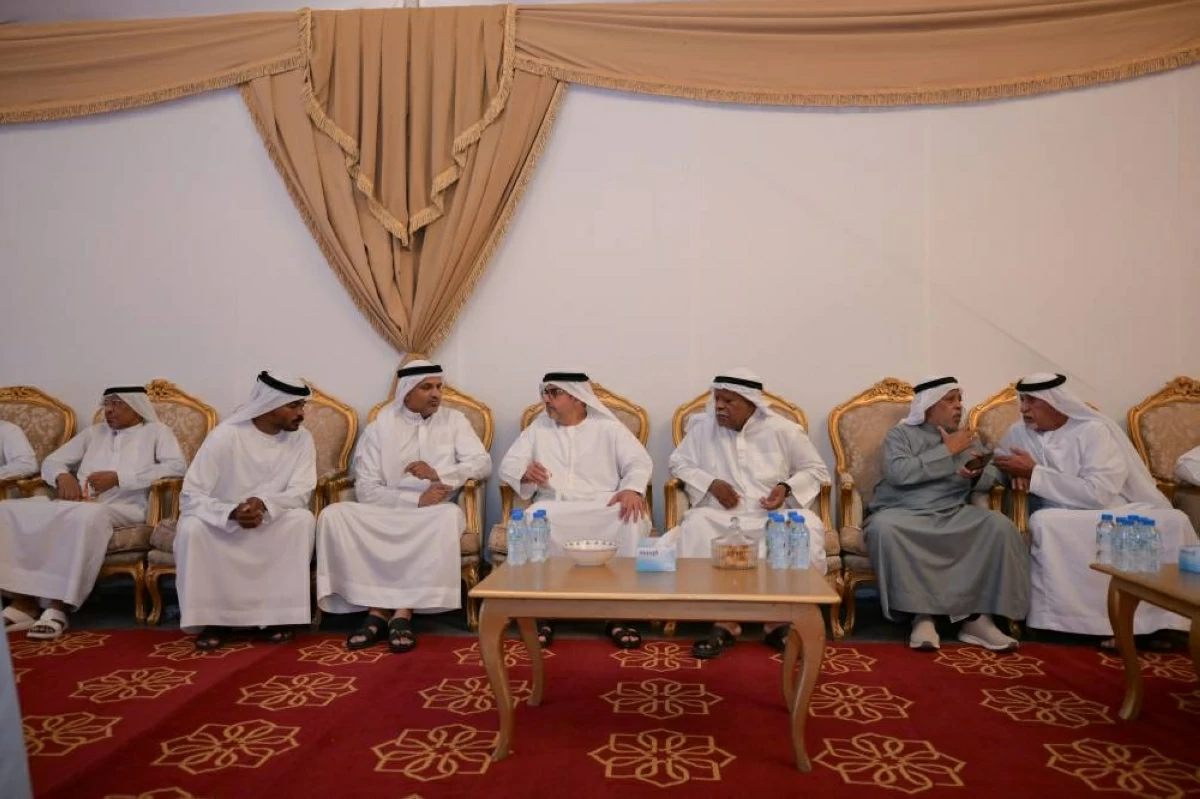 حامد بن زايد يقدم واجب العزاء للأسرة  