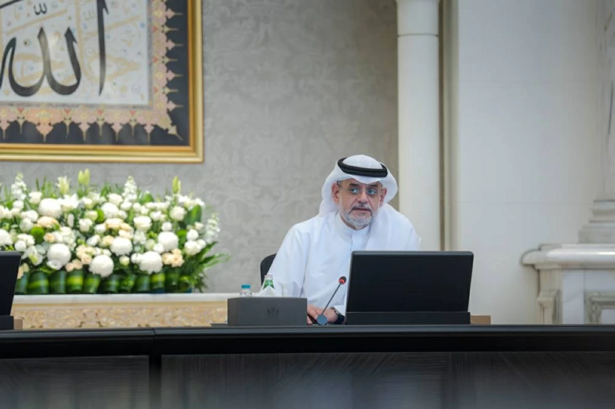 سلطان بن محمد مترئّساً الاجتماع