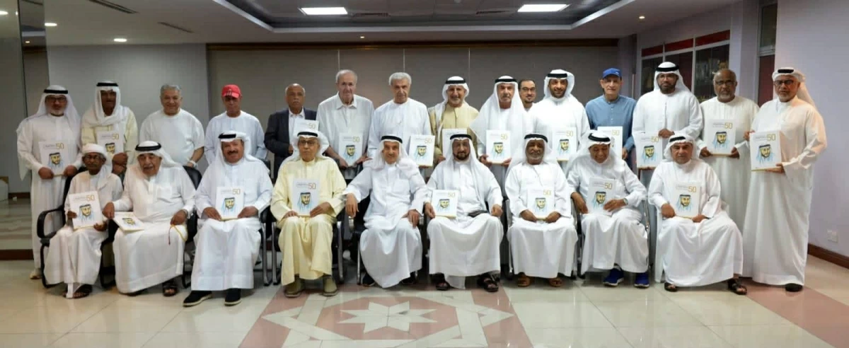 سلطان صقر السويدي مع حضور تدشين الكتاب