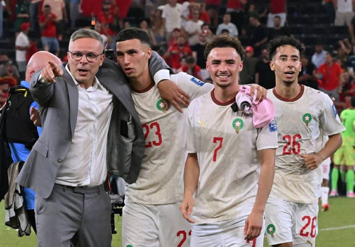 المدرب محمد وهبي مع لاعبي المغرب