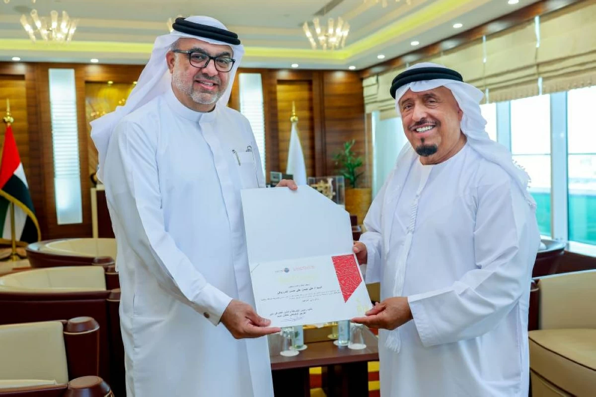 ضاحي خلفان يكرّم صاحب اقتراح دوريات الشرطة الفارهة