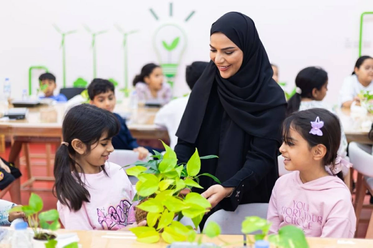 خولة الحواي مع طفلتين في الفعالية