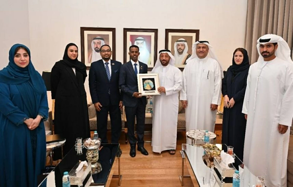 عبدالله العويس خلال استقباله القنصل العام الإثيوبي