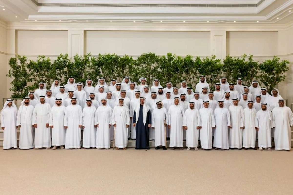 محمد بن زايد يستقبل مواطنين من أصحاب الأسر الكبيرة