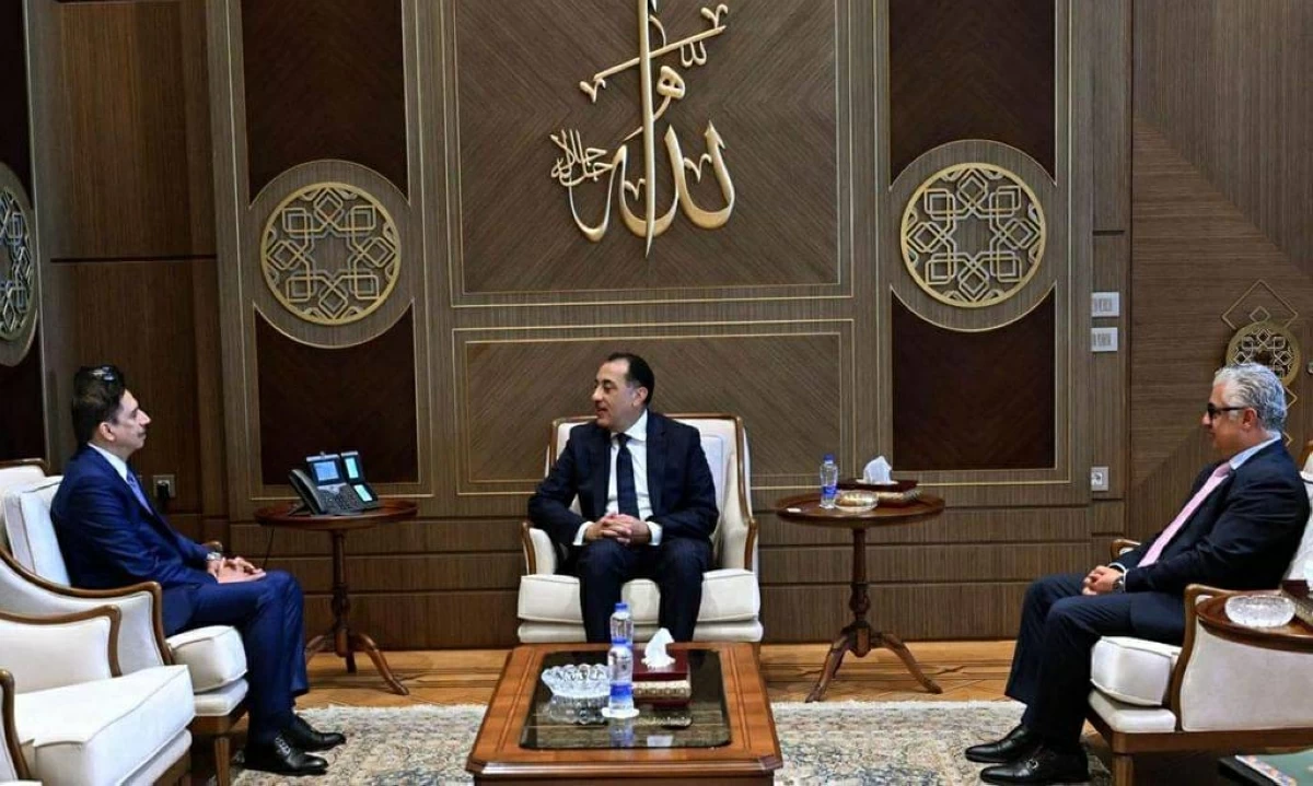 مصطفى مدبولي خلال لقائه عيسى كاظم