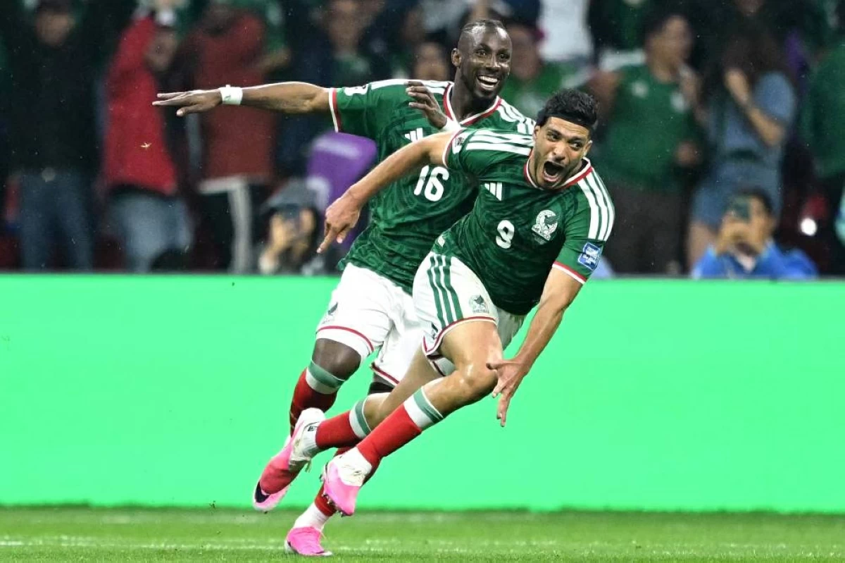 راؤول خيمينيز يحتفل بالهدف الثاني للمكسيك