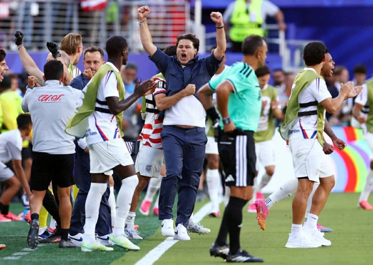مدرب أمريكا يحتفل مع لاعبيه