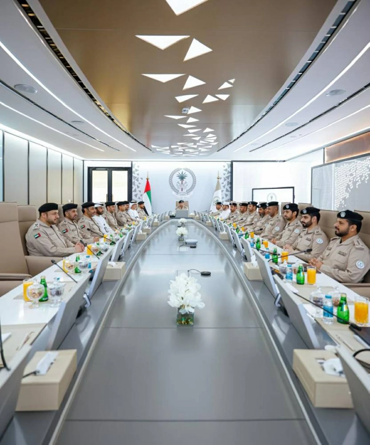 شرطة الشارقة تستعرض المشاريع التطويرية وجودة الخدمات