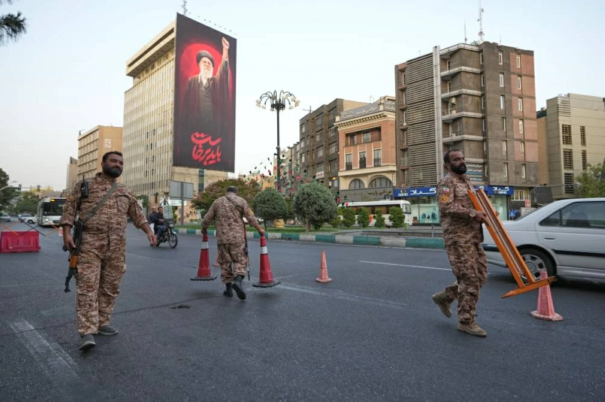 عناصر من «الباسيج» يقيمون نقطة تفتيش في إحدى الساحات بطهران قبيل مراسم جنازة خامنئي (أ ب)