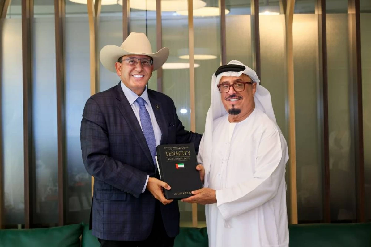 ضاحي خلفان يتسلم الكتاب