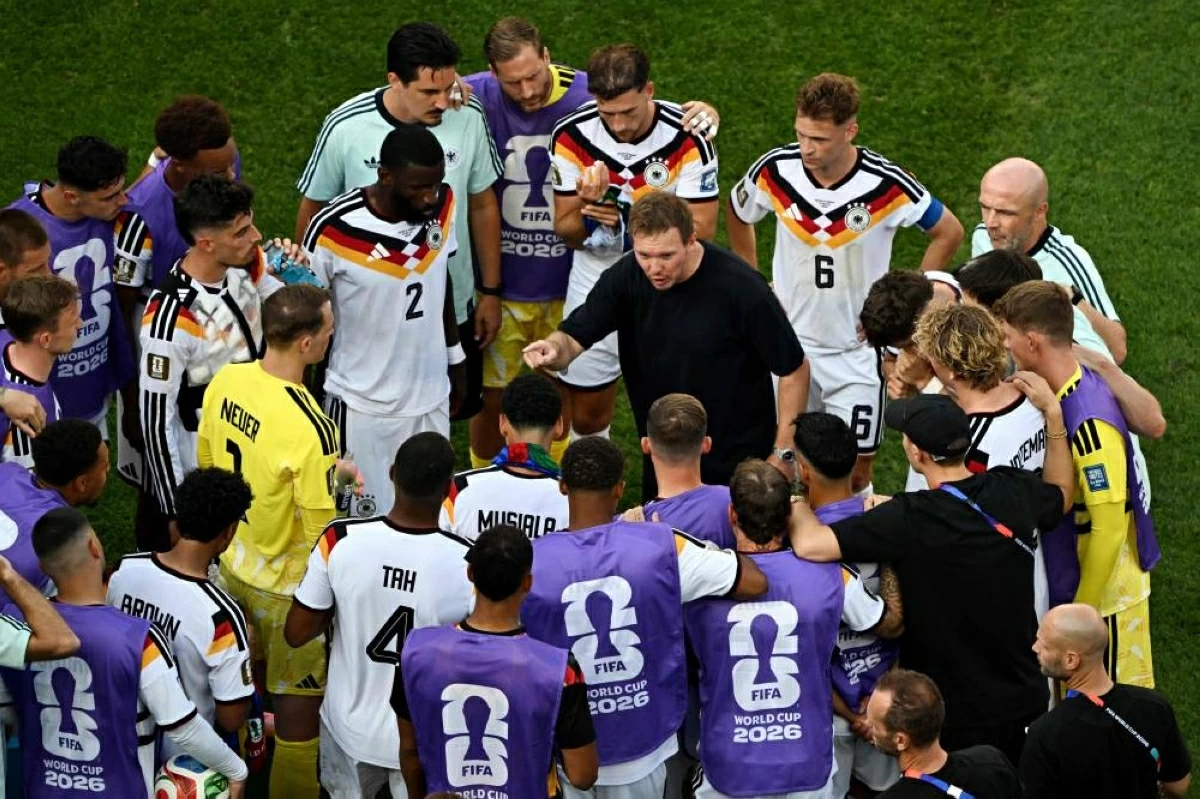يوليان ناغلسمان مع لاعبي منتخب ألمانيا