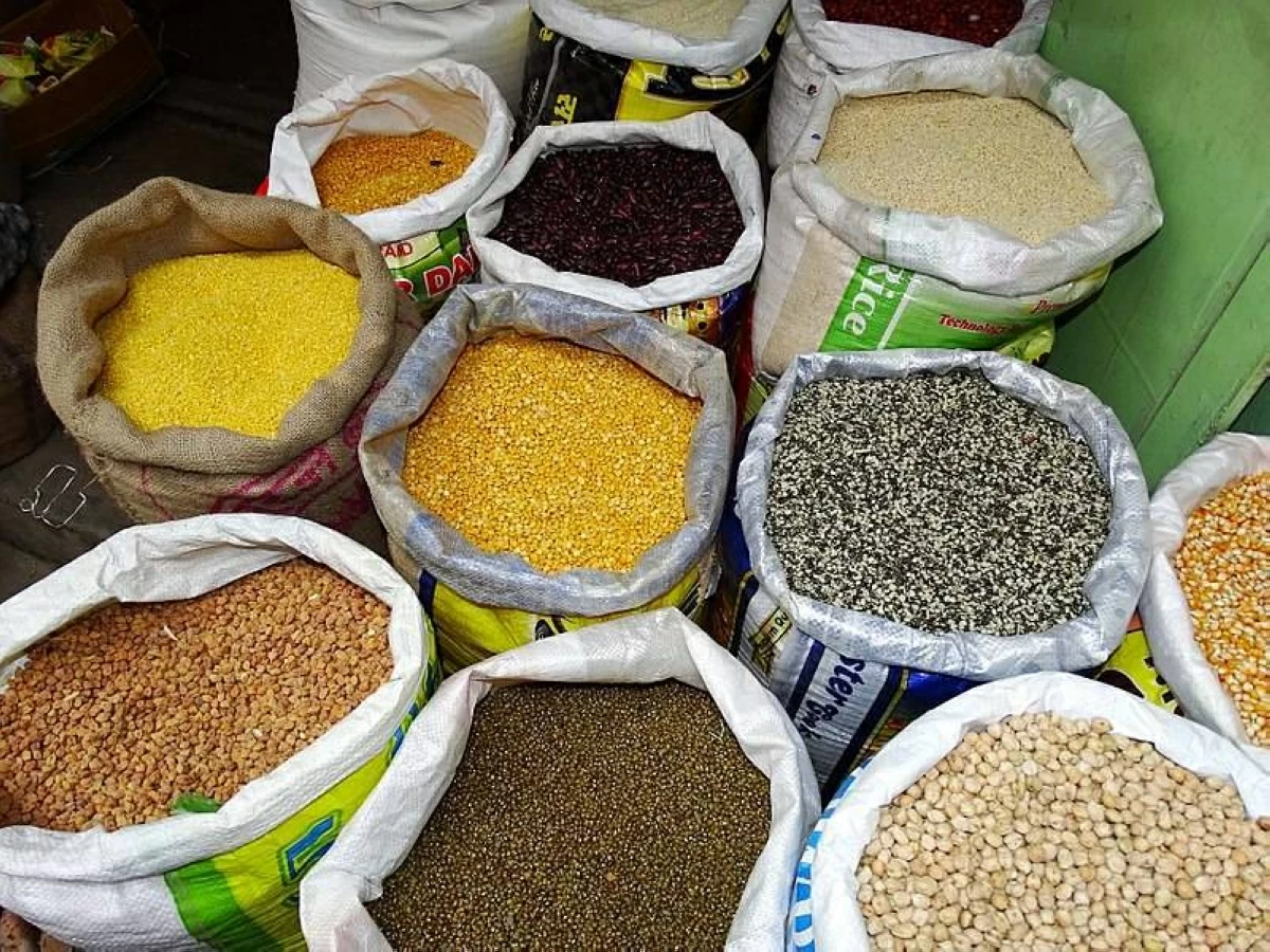 حبوب معروضة للبيع في أحد الأسواق بالهند (رويترز)