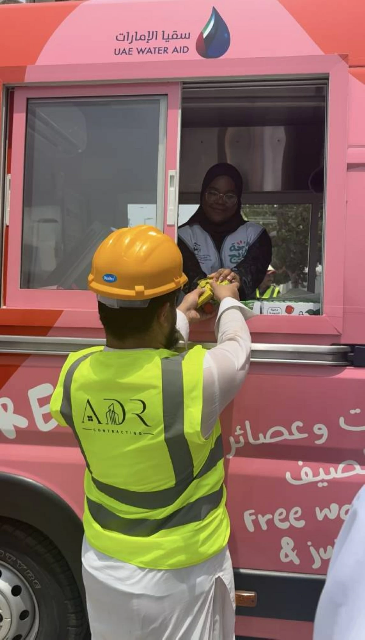 مبادرة فرجان دبي توزع الماء والعصائر على العمال