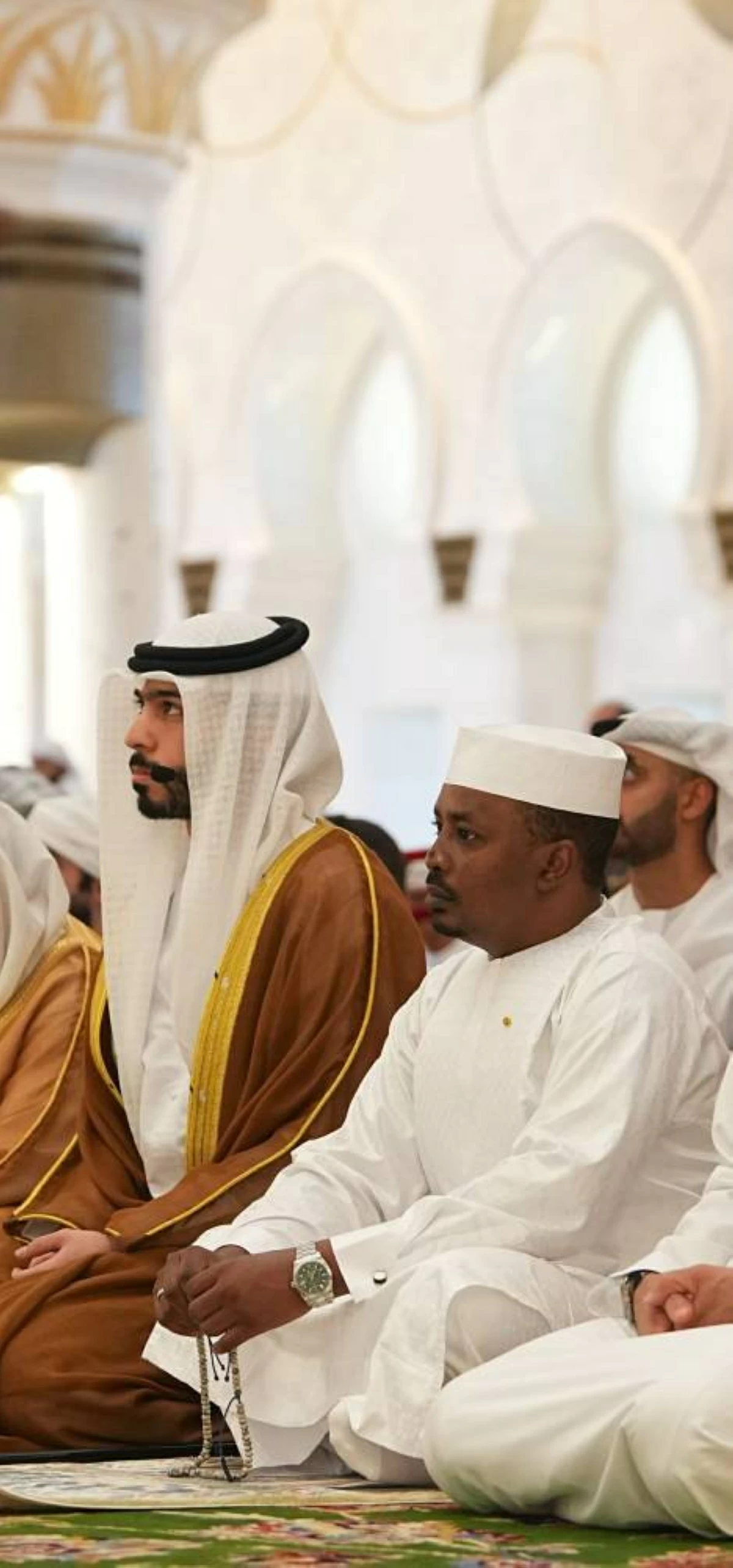 رئيس تشاد يؤدي صلاة الجمعة في جامع الشيخ زايد الكبير