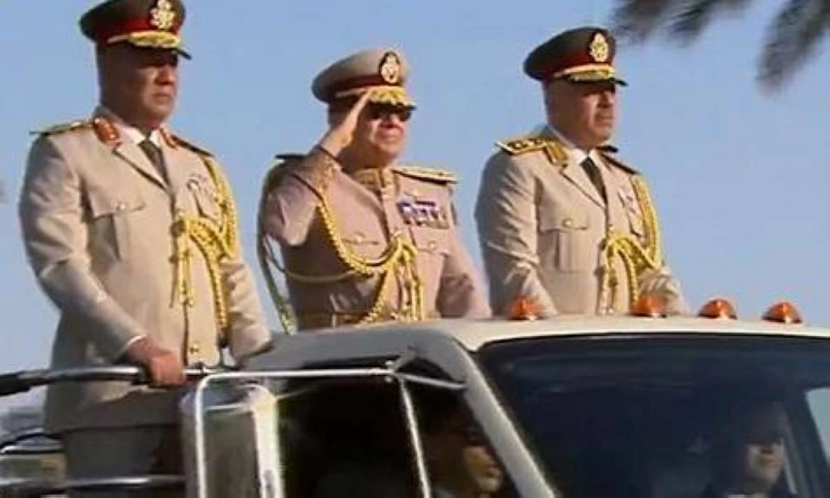السيسي يفتتح مقر القيادة الاستراتيجية المصري بالزي العسكري (فيديو)