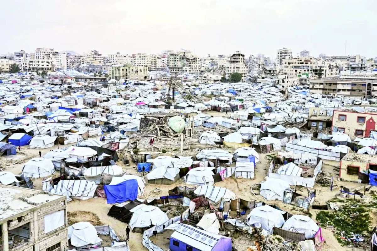 مخيم للنازحين وسط الأنقاض التي خلفها القصف الإسرائيلي على غزة،