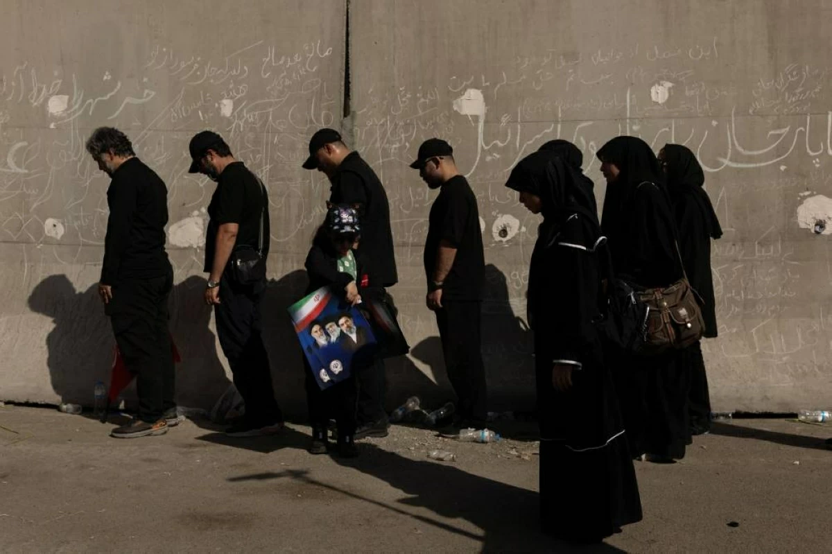 في غياب مجتبى ..إيرانيون يصلون على جثمان خامنئي في طهران